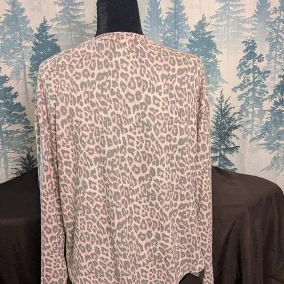 Just Be… Women’s Pink Leopard Print Long Sleeve Top | Size Medium - Picture 3 of 5